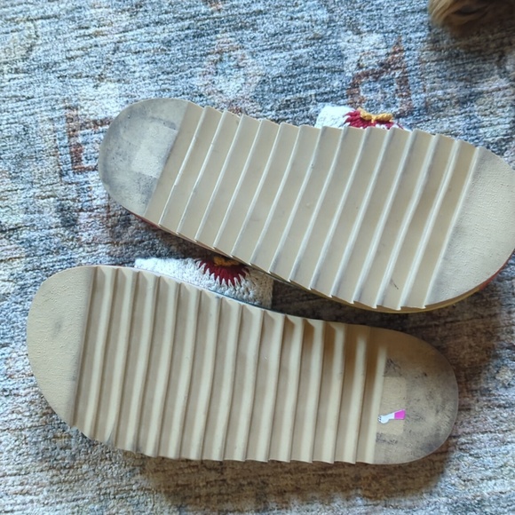 💚🌈🌸Farm Rio Crochet Slides - Picture 13 of 16